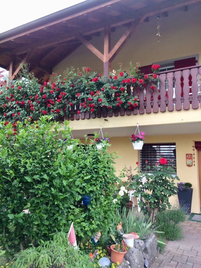 Bed and Breakfast Mona'S Sleep & Go Buren  Esterno foto